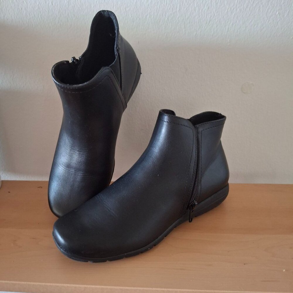 Easy Spirit Women's Alice Black Ankle Boots - Chelsea Pull-On Booties Size 6M